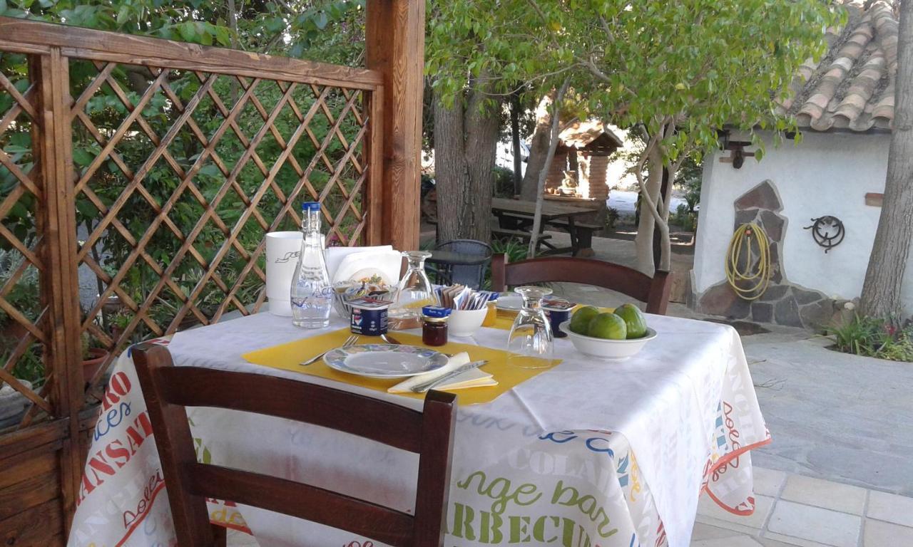 B&B Il Girasole Сант'Анна-Аррези Экстерьер фото
